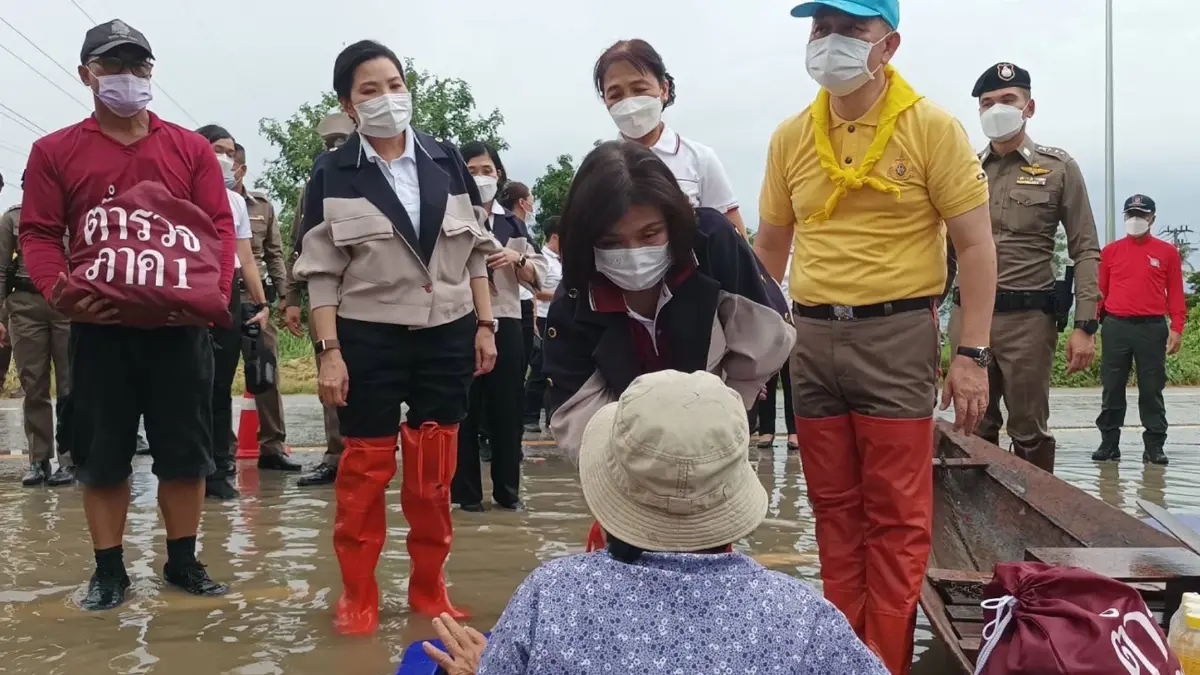 "แม่บ้านตำรวจ" ลุยมอบกำลังใจ-บรรเทาทุกข์น้ำท่วมอ่างทอง