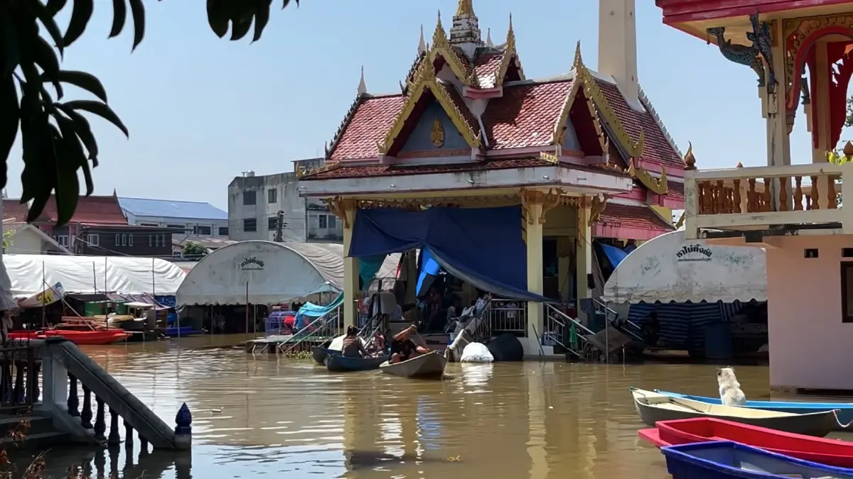 หนุ่มกรุงเก่า พาครอบครัวหนีน้ำท่วม อาศัยเมรุเป็นที่นอน บอกไม่เคยกลัว หนุ่มกรุงเก่า พาครอบครัวหนีน้ำท่วม อาศัยเมรุเป็นที่นอน บอกไม่เคยกลัว