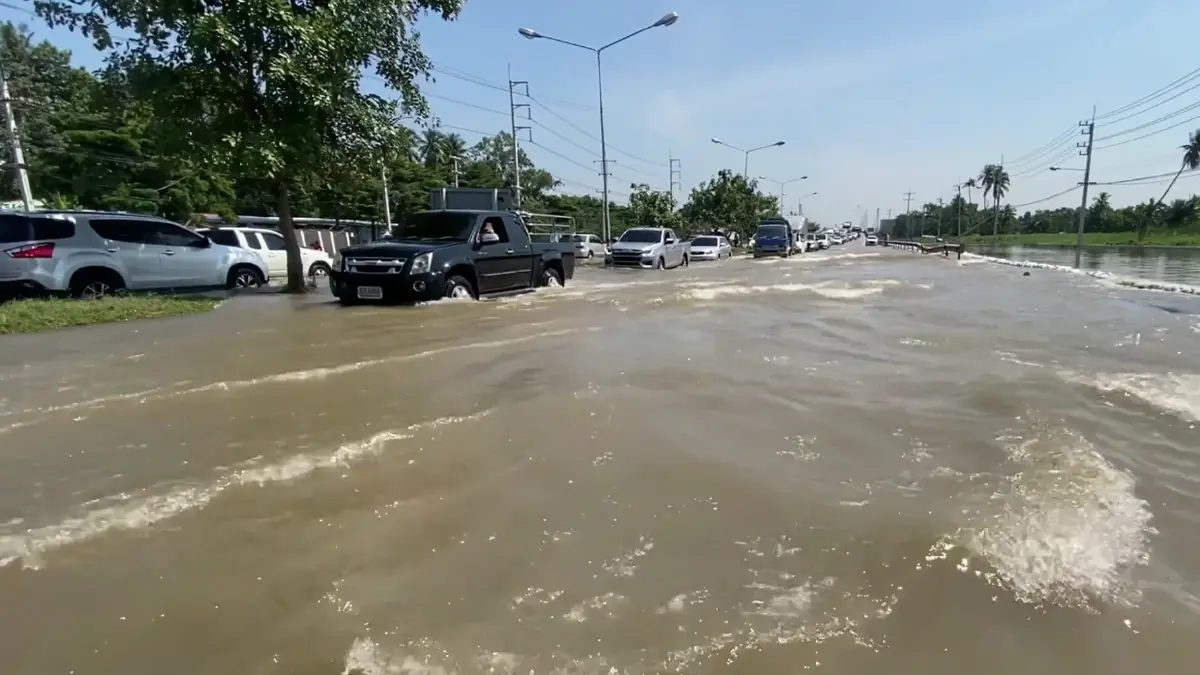"ท่าจีน" ทะลักอีกรอบ! "ถ.บรมราชชนนี" ท่วมสูงกว่าทุกวัน ทำรถดับนับสิบ "ท่าจีน" ทะลักอีกรอบ! "ถ.บรมราชชนนี" ท่วมสูงกว่าทุกวัน ทำรถดับนับสิบ