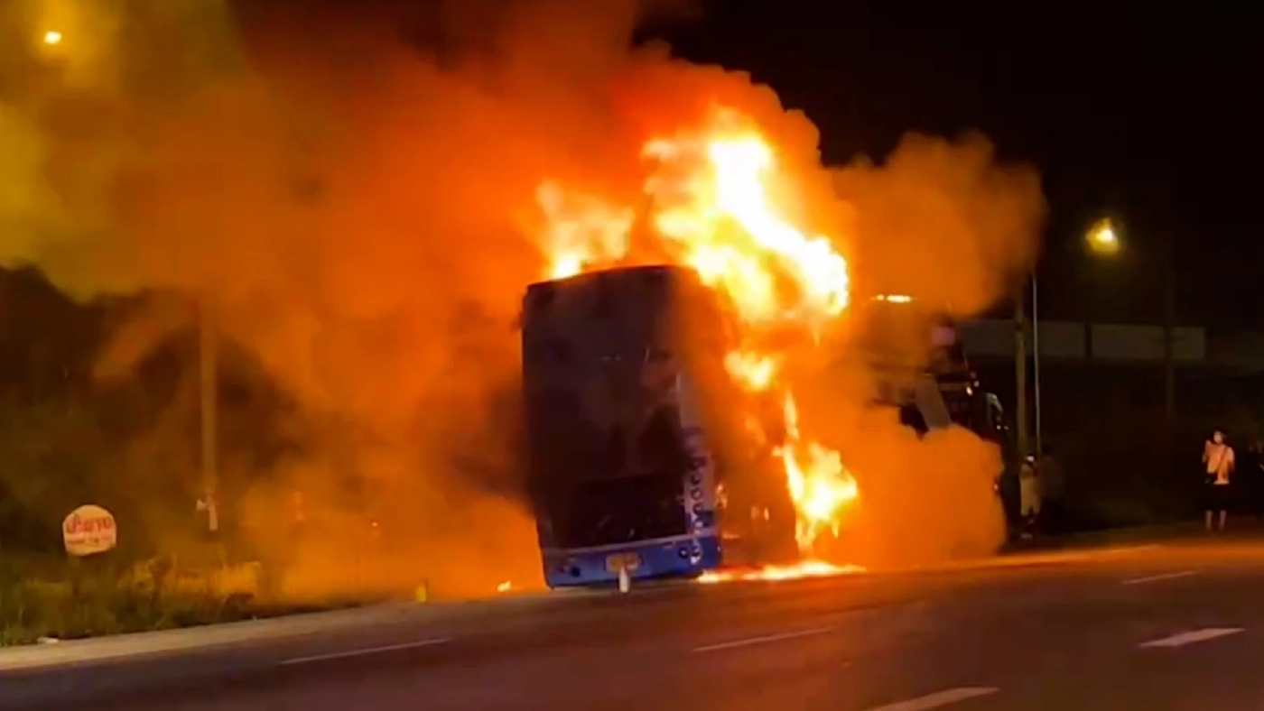 ไฟไหม้ รถทัวร์VIP "อุบลฯ-ภูเก็ต"  21 ชีวิต หนีตายอลหม่าน