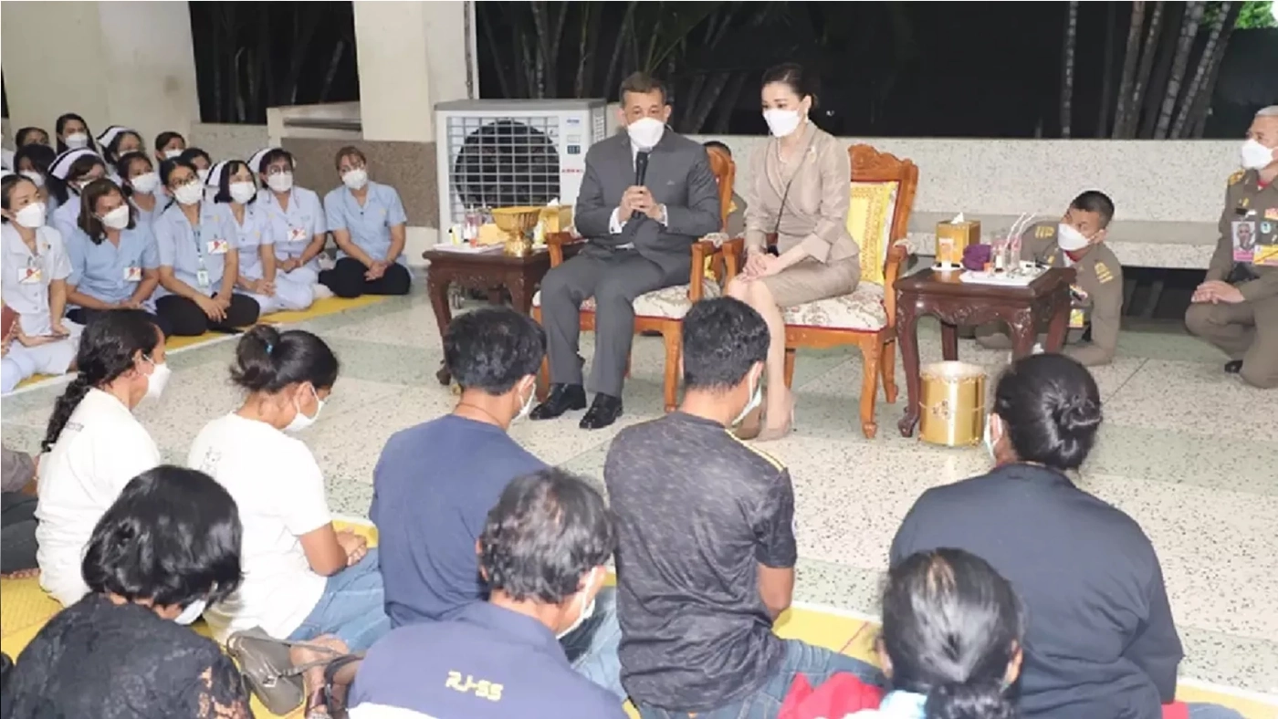 ในหลวง พระราชินี ทรงมีพระราชปฏิสันถาร ให้กำลังใจ และเศร้าพระทัย กับญาติผู้สูญเสียกับเหตุการณ์ ที่เกิดขึ้น