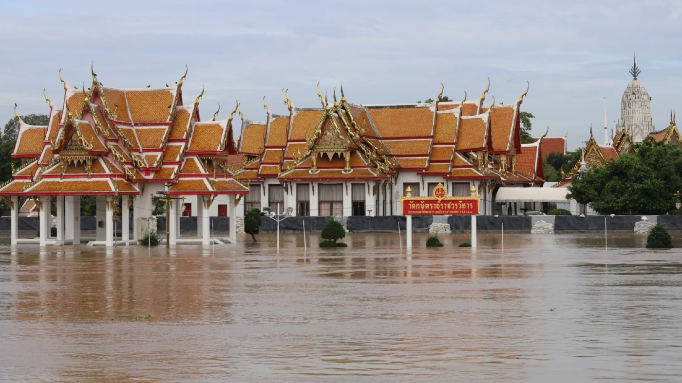 แม่น้ำเจ้าพระยาสูงขึ้นไม่หยุด วัดไชยวัฒนาราม เร่งเสริมกำแพงกันน้ำท่วม