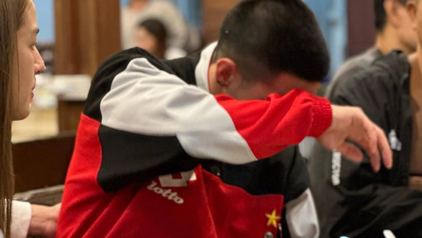 สุดซึ้ง!!! “โตโน่” กินข้าวทั้งน้ำตา หลังชาวนครพนมส่งกำลังใจว่ายน้ำข้ามโขง