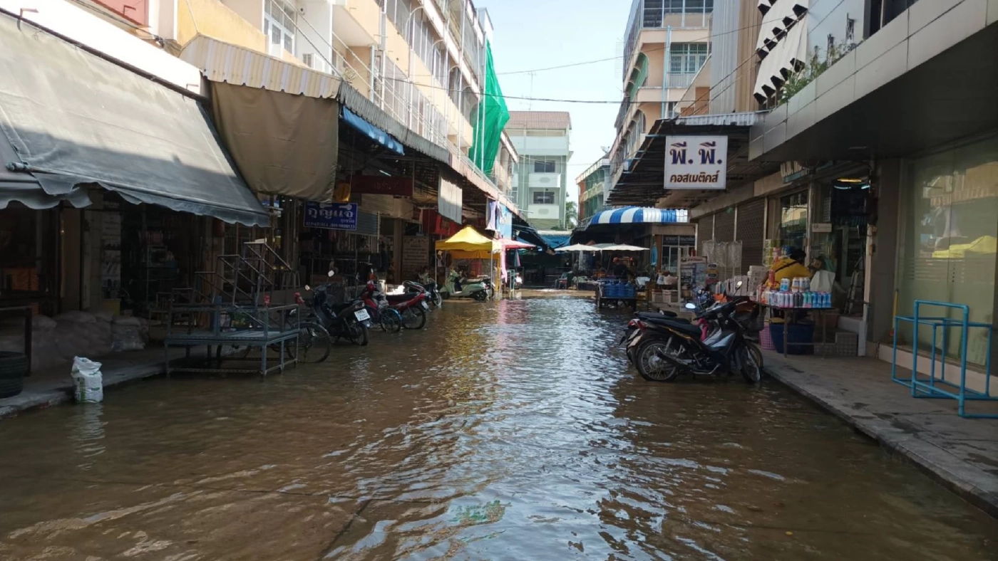 สุดต้าน ตลาดร้อยปีอ่างทองไม่รอด กำแพงพัง แม่น้ำน้อยทะลักท่วมซ้ำ