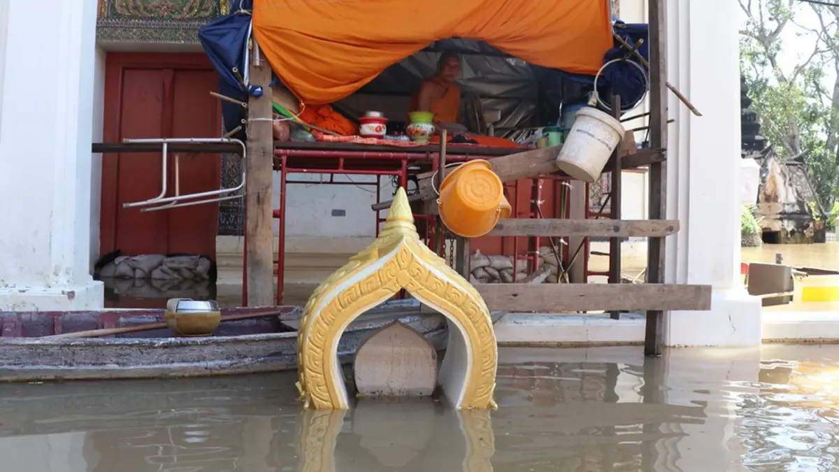 "วัดพินิจ" ท่วมหนัก! หลวงตาต้องทำนั่งร้านจำวัดเหตุกุฏิจมมิดหลังคา