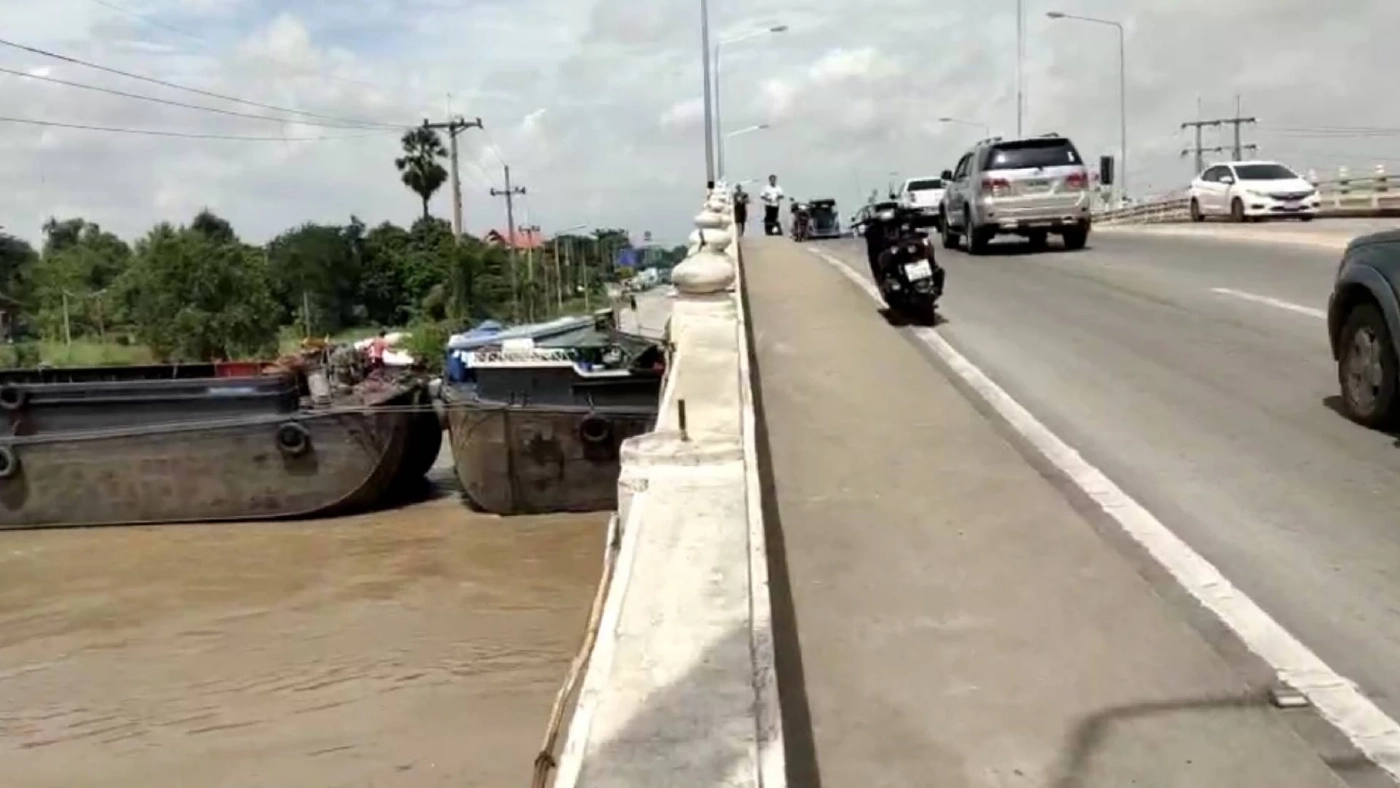 ระทึก!!! เรือโป๊ะบรรทุกสินค้าชนใต้สะพานกลางแม่น้ำเจ้าพระยาเมืองกรุงเก่า