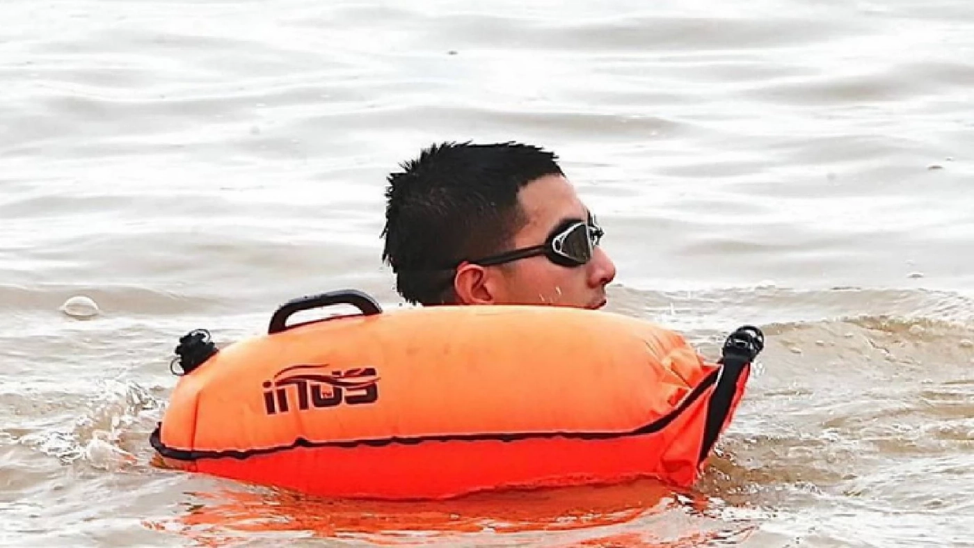 “บุย” ทุ่นลอยน้ำสีส้ม ที่ “โตโน่” ใช้ว่ายน้ำข้ามโขง ผูกเอวเพื่ออะไร ???