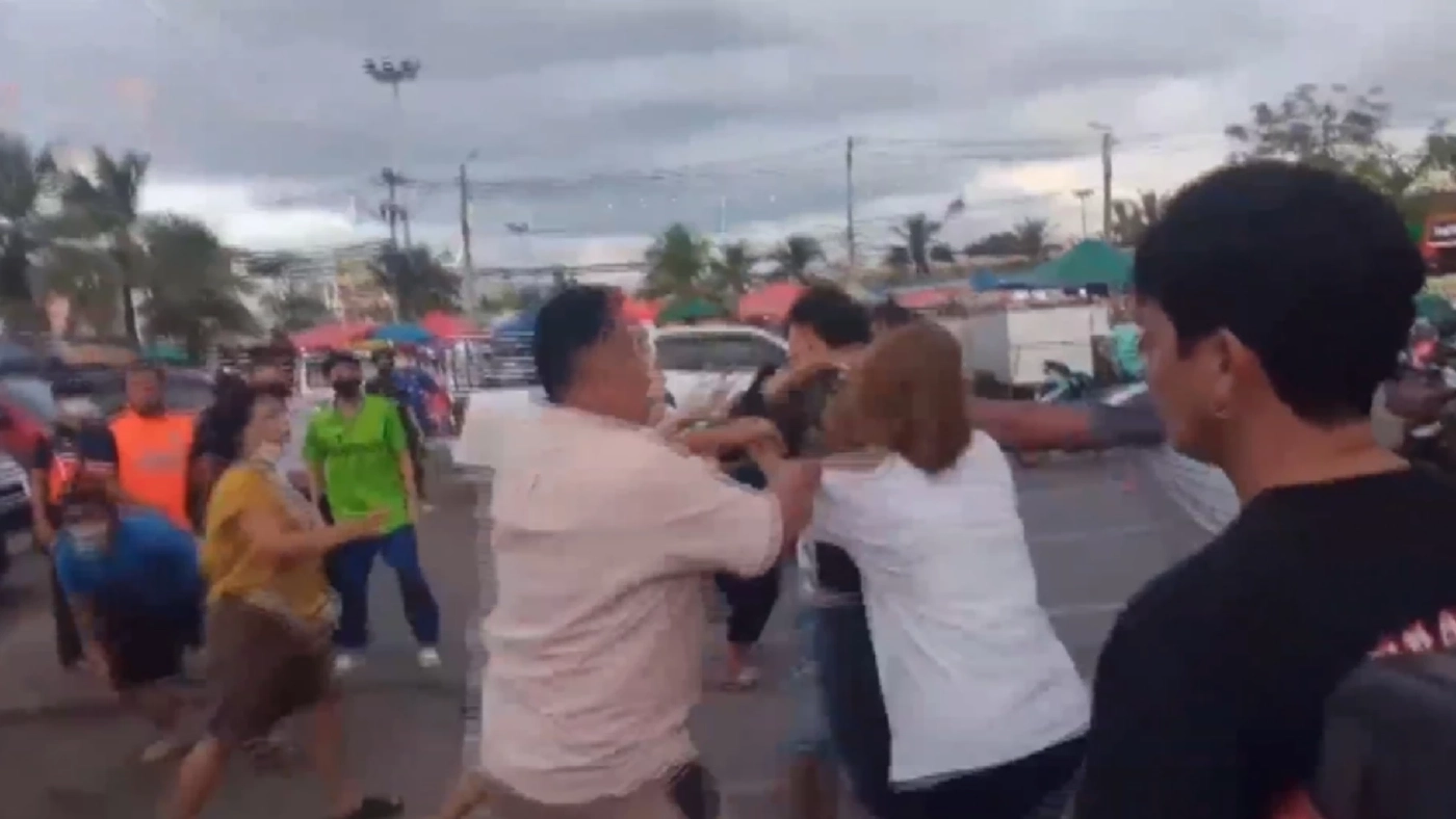 ซัดกันนัว ศึก สท.เมืองชล กับพ่อค้าตลาดนัด สุดท้ายเจ็บทั้ง 2 ฝ่าย (มีคลิป)