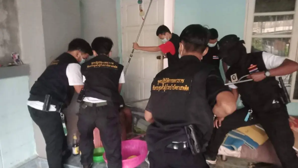 คลั่งรายวัน! จนท.บุกชาร์จจับหนุ่ม 33 เมายาคลั่งทำลายข้าวของ คลั่งรายวัน! จนท.บุกชาร์จจับหนุ่ม 33 เมายาคลั่งทำลายข้าวของ