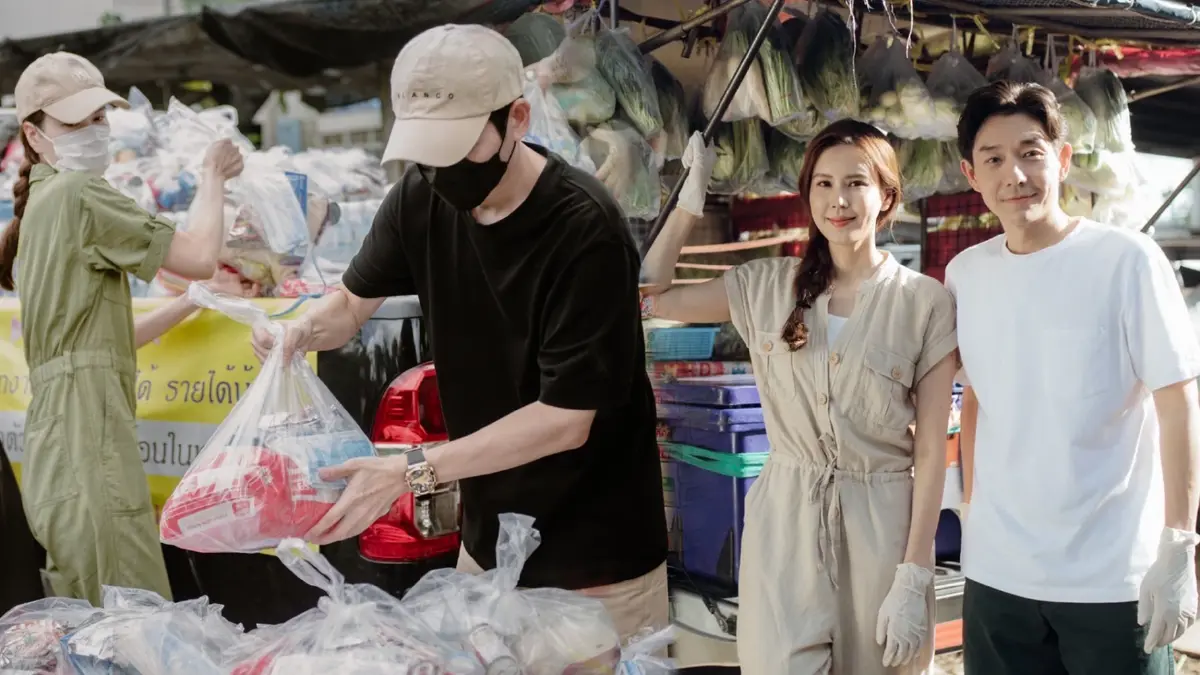 คู่รักคนบันเทิง "บอย-เจี๊ยบ" ลงพื้นที่มอบของช่วยเหลือผู้ประสบภัยน้ำท่วม คู่รักคนบันเทิง "บอย-เจี๊ยบ" ลงพื้นที่มอบของช่วยเหลือผู้ประสบภัยน้ำท่วม
