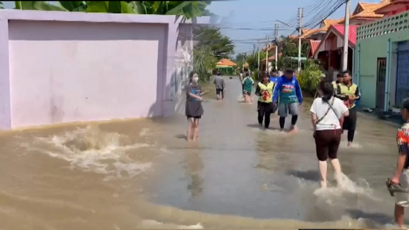 น้ำทะลักหมู่บ้านหรูกลางเมืองอ่างทอง ชาวบ้านเร่งขนทรัพย์สินกันจ้าละหวั่น