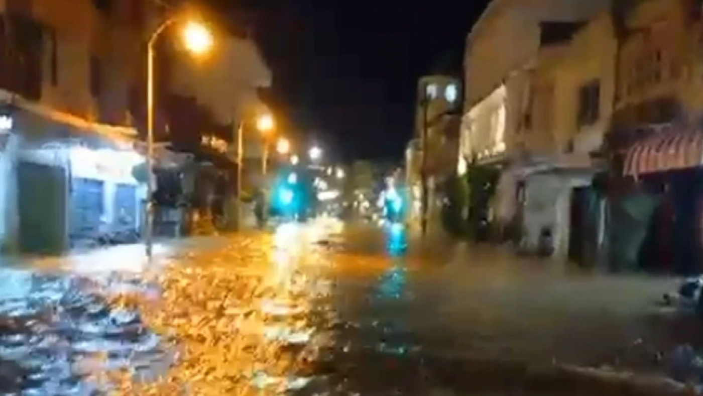 ภูเก็ตอ่วม! ฝนตกหนักต่อเนื่อง ย่านธุรกิจเมืองเก่าจมน้ำ ป่าตอง -กมลาไม่รอด ภูเก็ตอ่วม! ฝนตกหนักต่อเนื่อง ย่านธุรกิจเมืองเก่าจมน้ำ ป่าตอง -กมลาไม่รอด