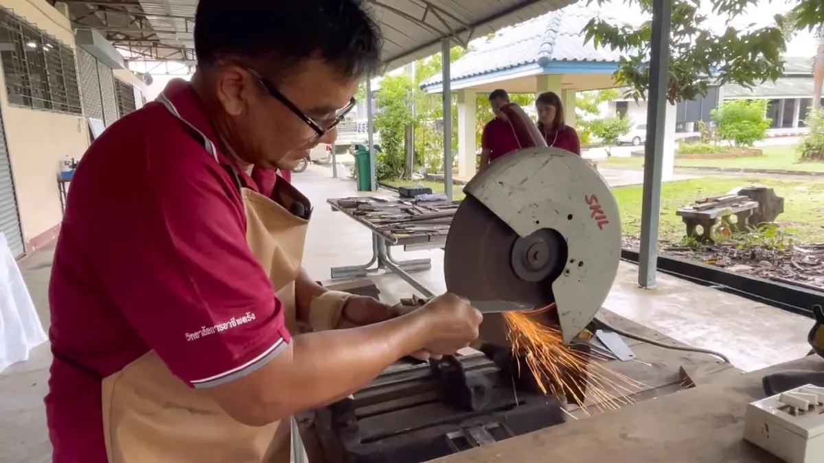 อาสาลับมีดให้ฟรี ช่วยชาวบ้านประหยัดค่าใช้จ่าย อาสาลับมีดให้ฟรี ช่วยชาวบ้านประหยัดค่าใช้จ่าย