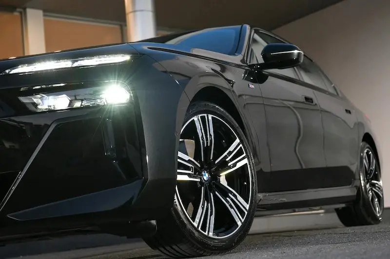 ยลโฉม BMW i7 เบาๆ 7.599 ล้านบาท EV รุ่นใหญ่ขอท้าชน EQS