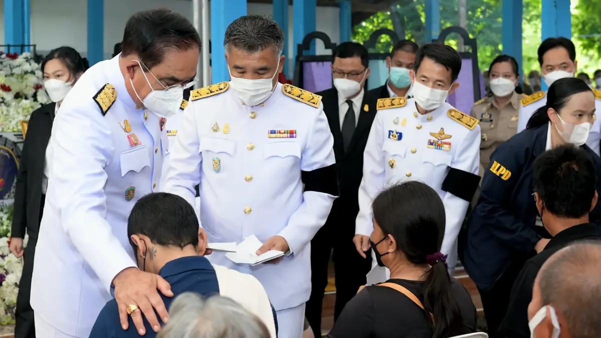 นายกฯ ร่วมพิธีสวดพระอภิธรรม-ให้กำลังใจครอบครัวเหยื่อกราดยิง