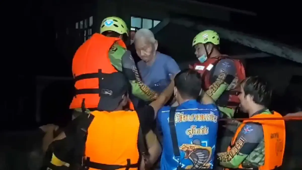 สุโขทัยน้ำทะลักท่วมฉับพลัน แจ้งกู้ภัยพาคุณตาหนีน้ำกลางดึก (มีคลิป) สุโขทัยน้ำทะลักท่วมฉับพลัน แจ้งกู้ภัยพาคุณตาหนีน้ำกลางดึก (มีคลิป)
