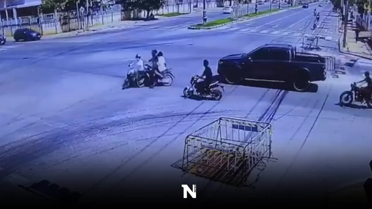อุทธาหรณ์! หญิงวัย 60 ซิ่งจยย.ฝ่าไฟแดงชนรถอีกฝั่ง สลบเหมือดคาที่ (มีคลิป)