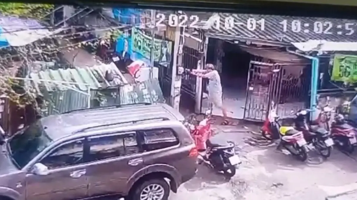ลูกอดีตตร. คว้าปืนยิงเพื่อนบ้าน ปมสุนัขฉี่หน้าบ้าน-กัดไก่ชน (มีคลิป)