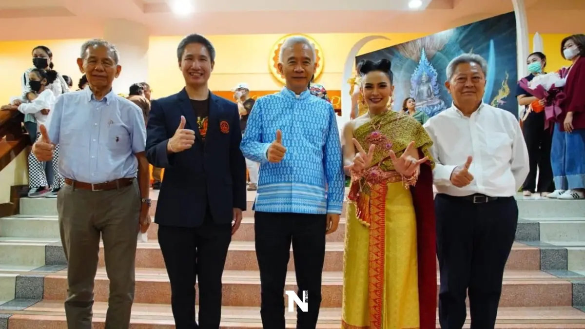 "สุวัจน์"ชมการแสดง"ย่าฉันท่านชื่อโม"ยกเป็นแบบอย่างรักชาติบ้านเมือง "สุวัจน์"ชมการแสดง"ย่าฉันท่านชื่อโม"ยกเป็นแบบอย่างรักชาติบ้านเมือง