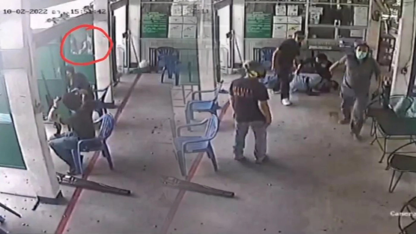 หนุ่มใหญ่เครียดหนักเช่าปืนสนามซ้อมหวังยิงตัวเอง โชคดีช่วยไว้ทัน (มีคลิป) หนุ่มใหญ่เครียดหนักเช่าปืนสนามซ้อมหวังยิงตัวเอง โชคดีช่วยไว้ทัน (มีคลิป)