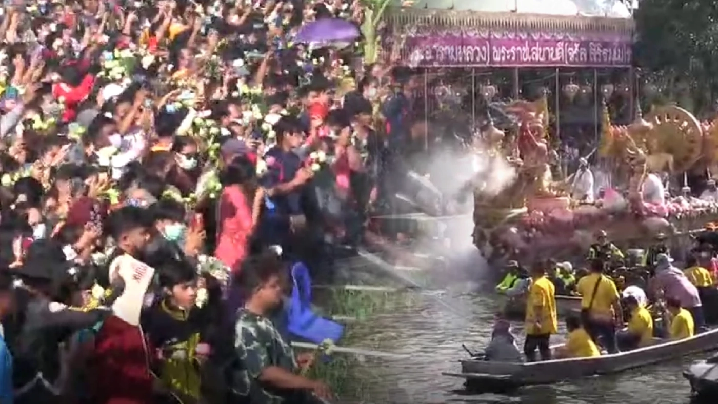 สุดอลังการ แห่ร่วม “ประเพณีโยนบัว” อัญเชิญองค์หลวงพ่อโต  หนึ่งเดียวในโลก