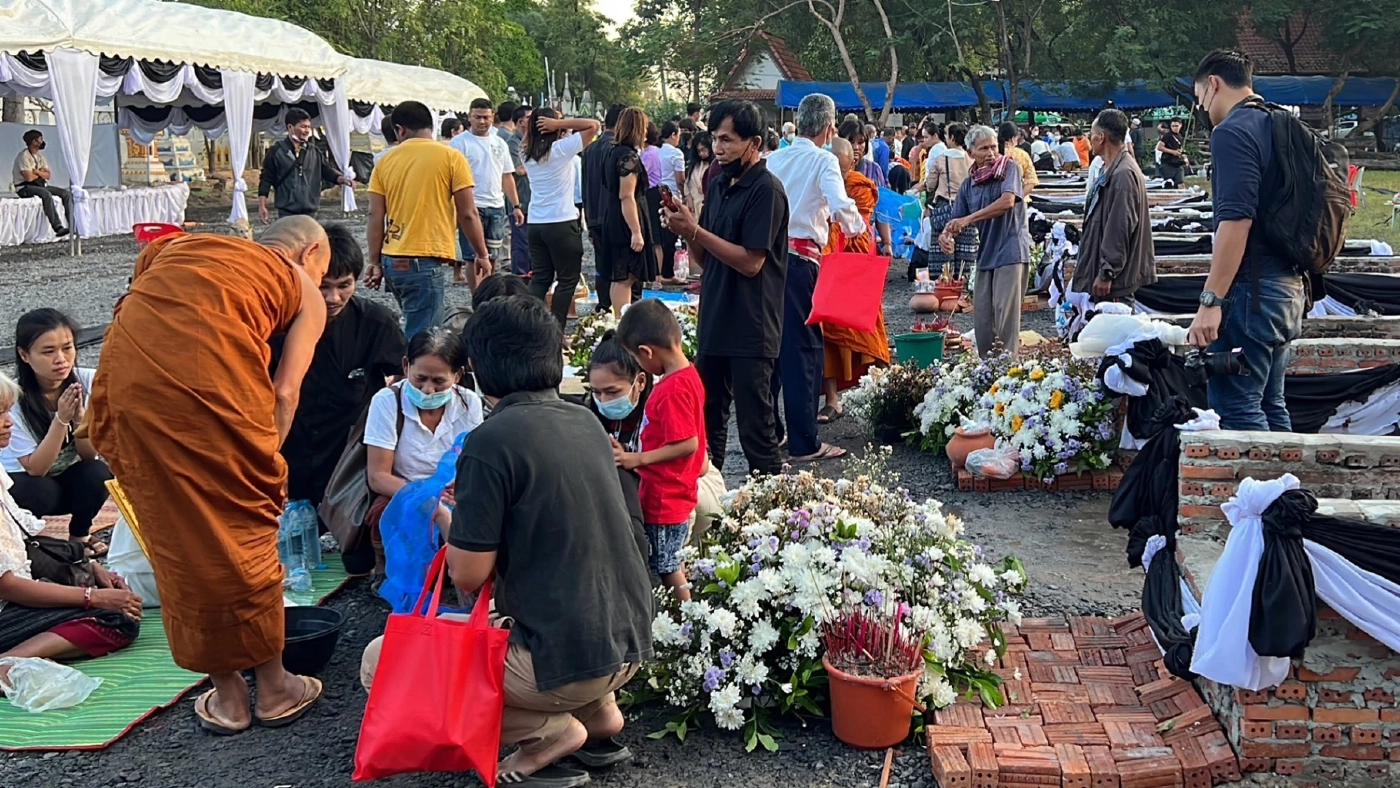 ญาติเก็บอัฐิเหยื่อเหตุกราดยิงหนองบัวลำภูทำบุญอุทิศส่วนกุศล
