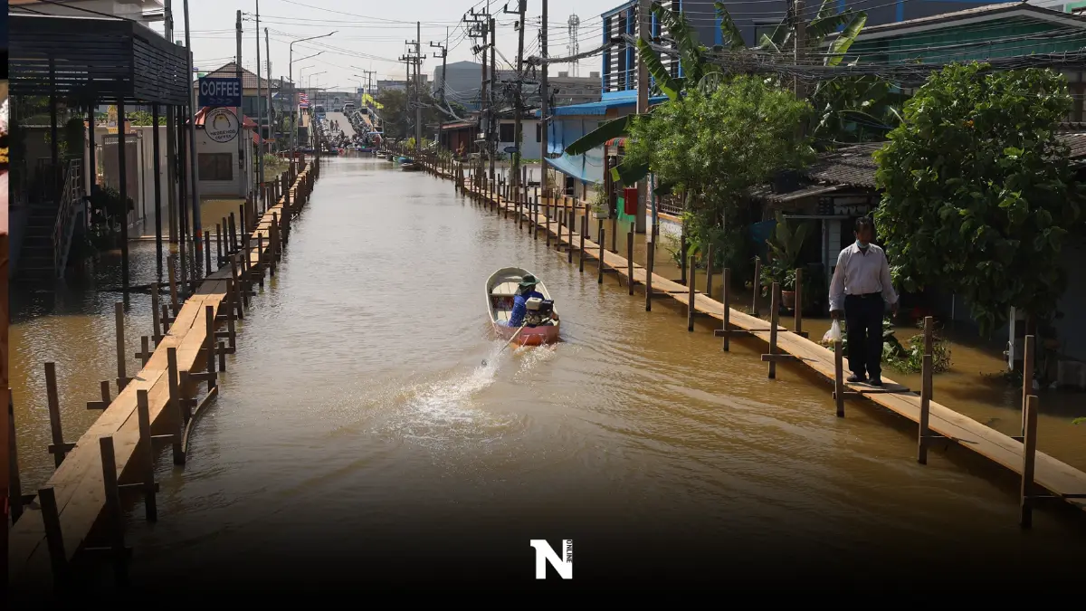 น้ำท่วมอยุธยายังหนัก เทศบาลเมืองเสนา ทำสะพานไม้เชื่อมชุมชนสู่โลกภายนอก น้ำท่วมอยุธยายังหนัก เทศบาลเมืองเสนา ทำสะพานไม้เชื่อมชุมชนสู่โลกภายนอก