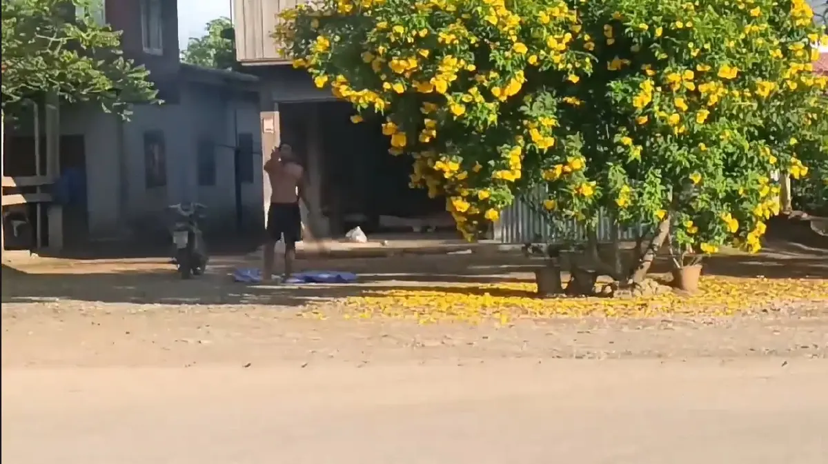 เมาไล่ฟันรถชาวบ้าน ตร.เตรียมเข้าระงับเหตุ สุดท้ายเข้าบ้านปิดประตูเงียบ