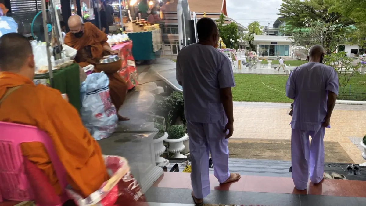 เชือดเป็นตัวอย่าง พศ.จับสึกพระ 2 รูป ปักหลักรับบิณฑบาตตลาดกรมชลประทาน เชือดเป็นตัวอย่าง พศ.จับสึกพระ 2 รูป ปักหลักรับบิณฑบาตตลาดกรมชลประทาน