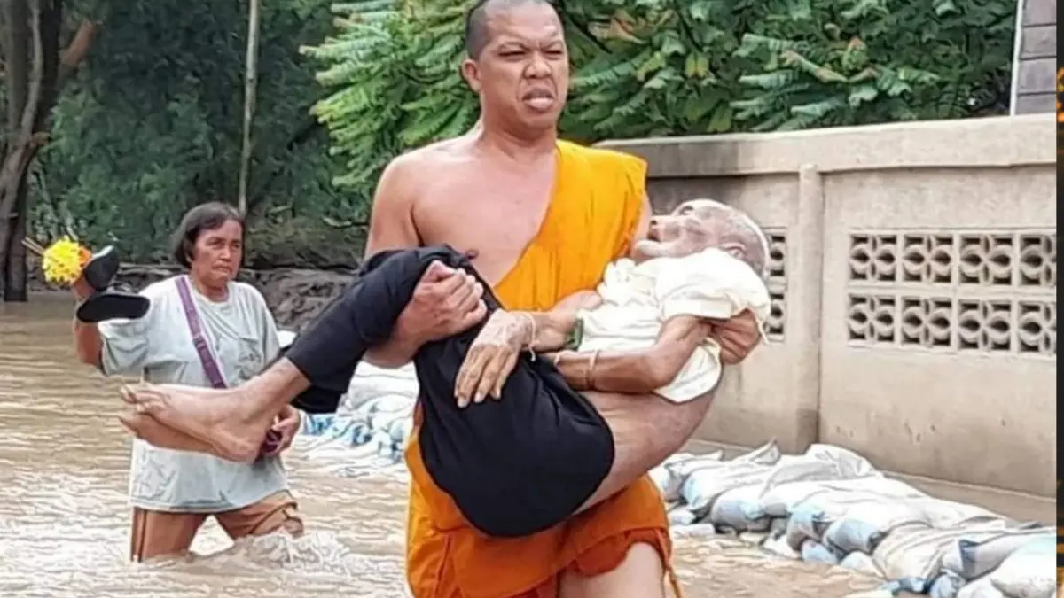 แชร์สนั่น ภาพพระสงฆ์ชัยนาท อุ้มตาวัยเกือบ 100 หนีน้ำท่วม หลังพนังกั้นน้ำพัง