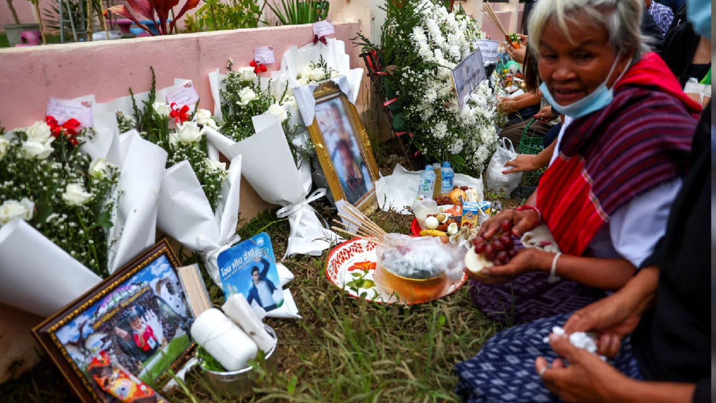 เชิญวิญญาณ “เหยื่อกราดยิง” ญาติสุดกลั้น น้ำตาท่วมศูนย์เด็กเล็ก (มีคลิป) เชิญวิญญาณ “เหยื่อกราดยิง” ญาติสุดกลั้น น้ำตาท่วมศูนย์เด็กเล็ก (มีคลิป)