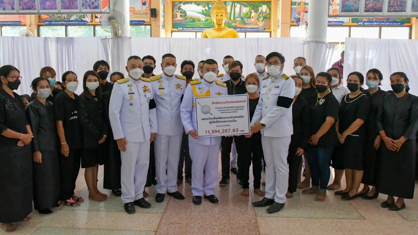 ผบ.ตร.มอบเงินบริจาคเยียวยาครอบครัวสูญเสีย จ.หนองบัวลำภู 11.6 ล้าน ผบ.ตร.มอบเงินบริจาคเยียวยาครอบครัวสูญเสีย จ.หนองบัวลำภู 11.6 ล้าน