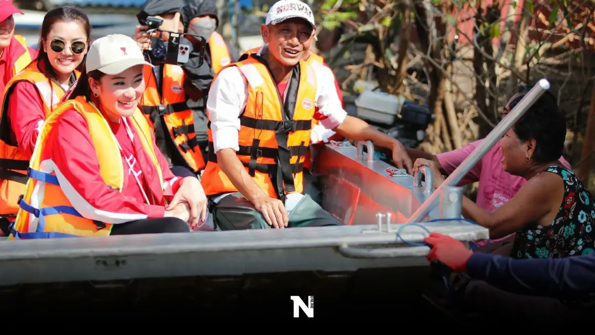 "อุ๊งอิ๊งค์" เยือนอุบลฯ เยี่ยมน้ำท่วม ด้านชาวบ้านตะโกนเชียร์เลือกเพื่อไทย