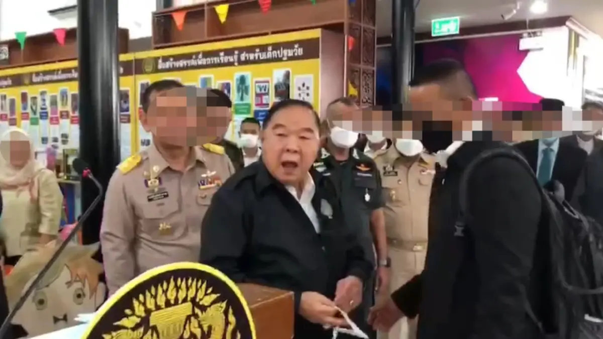 "บิ๊กป้อม" ลุุยยะลา ลั่นไม่ตอบเรื่อง พปชร. บอกมาในฐานะรองนายกฯ (มีคลิป) "บิ๊กป้อม" ลุุยยะลา ลั่นไม่ตอบเรื่อง พปชร. บอกมาในฐานะรองนายกฯ (มีคลิป)