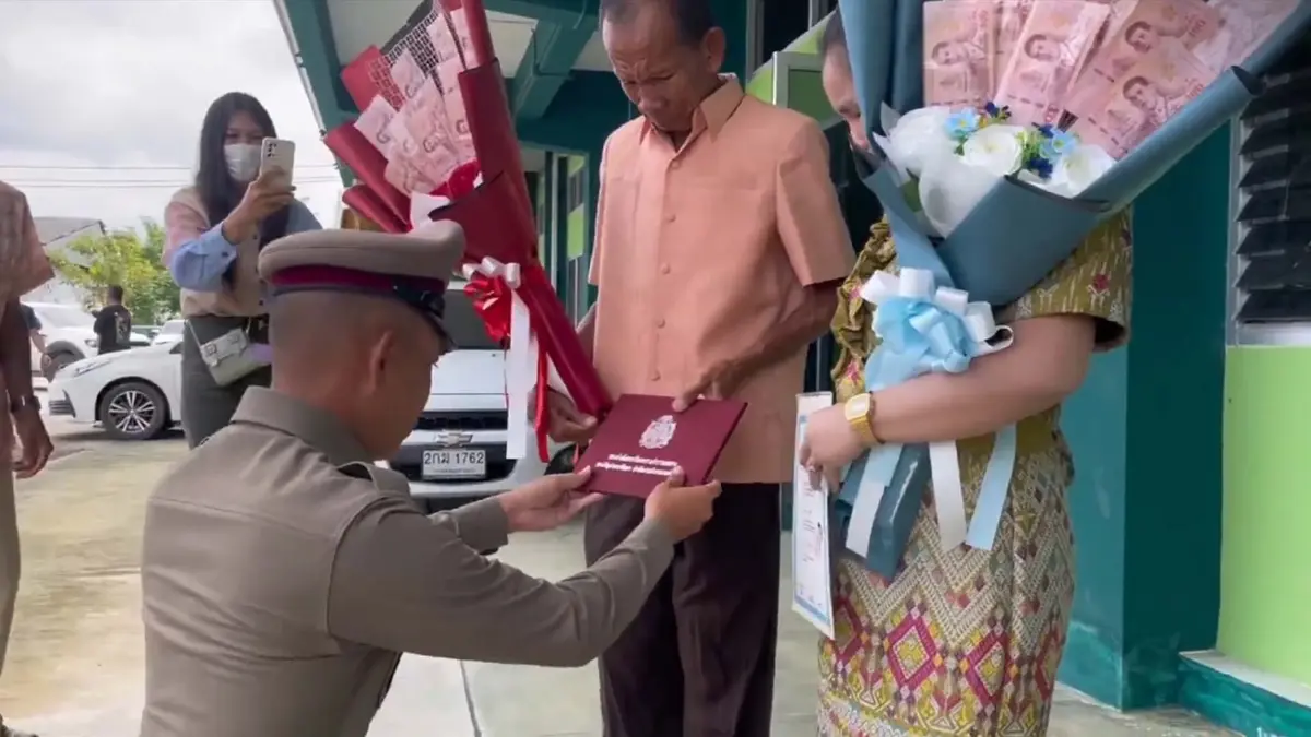 พ่อแม่พิการปล่อยโฮ สุดภาคภูมิใจ ส่งลูกชายเรียนจนได้รับราชการตำรวจ พ่อแม่พิการปล่อยโฮ สุดภาคภูมิใจ ส่งลูกชายเรียนจนได้รับราชการตำรวจ