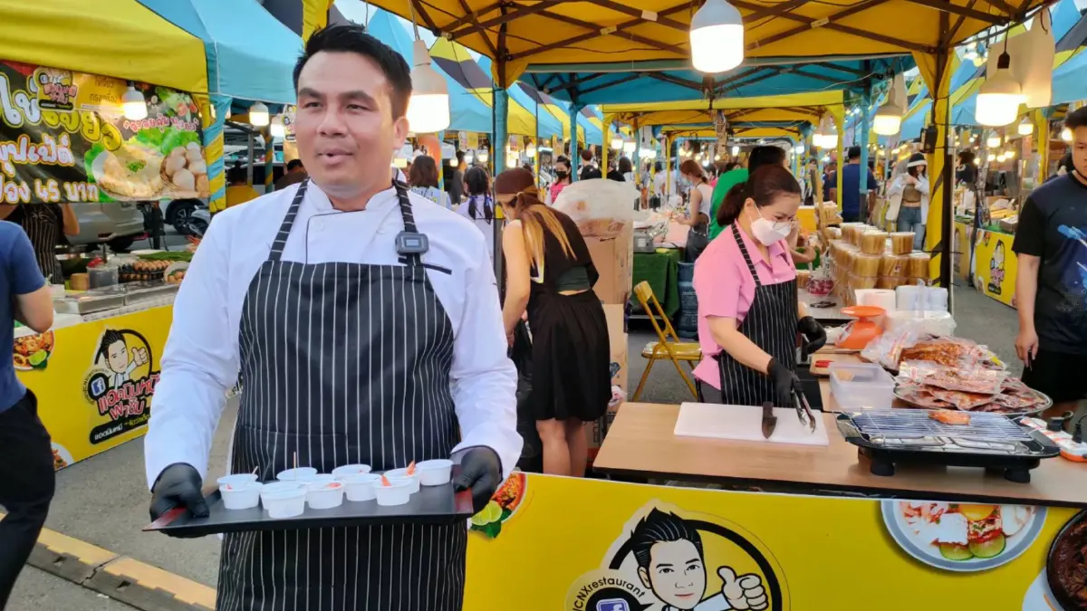 ชาวเชียงใหม่ฮือฮา "ทิดสมปอง" โผล่ขายหมูอบรมควัน แห่อุดหนุนคึกคัก ชาวเชียงใหม่ฮือฮา "ทิดสมปอง" โผล่ขายหมูอบรมควัน แห่อุดหนุนคึกคัก