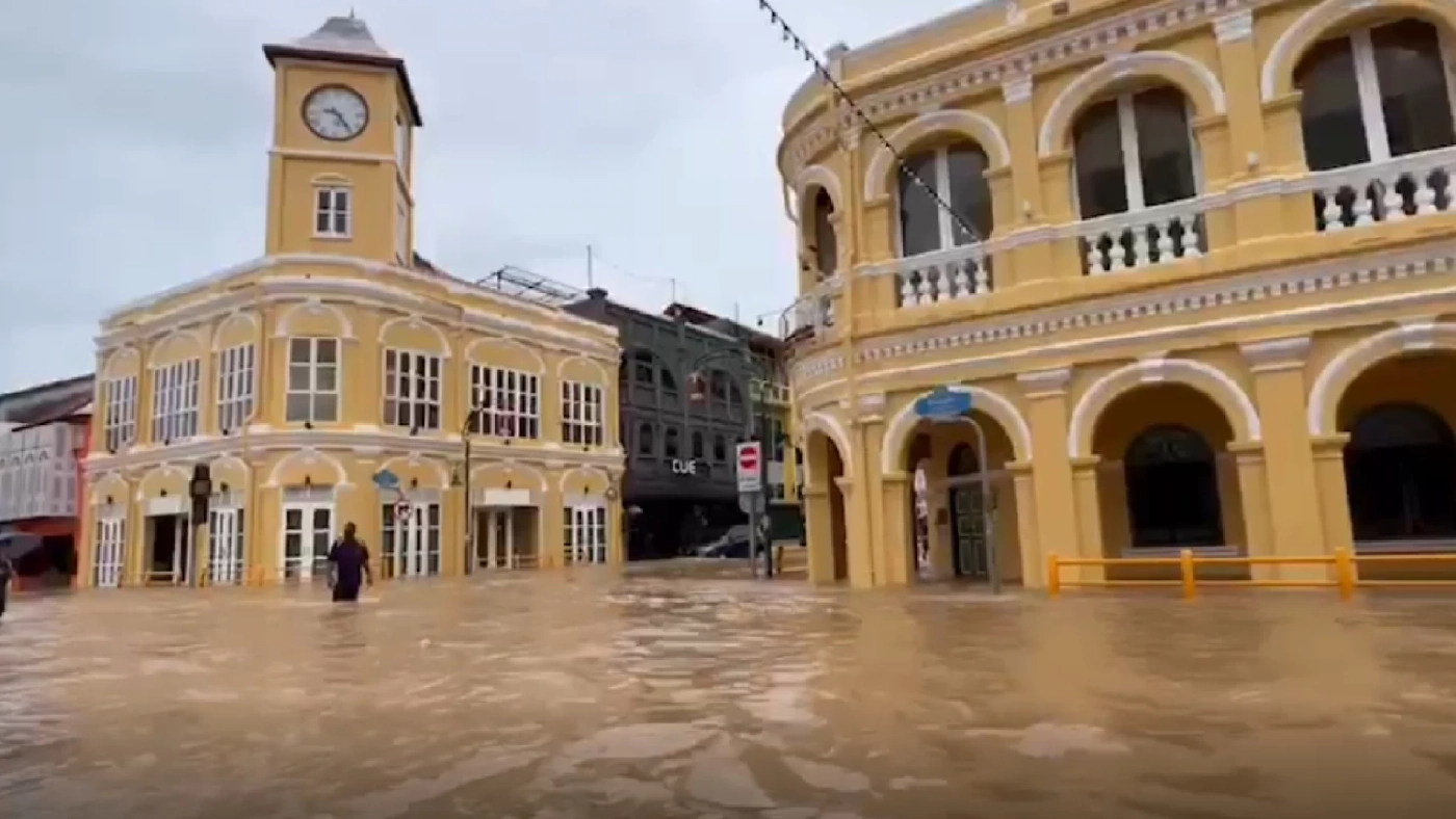 ยังอ่วม “ภูเก็ต”   น้ำทะลักเต็มพื้นที่ “ย่านเมืองเก่า” ผวาดินสไลด์ (มีคลิป)