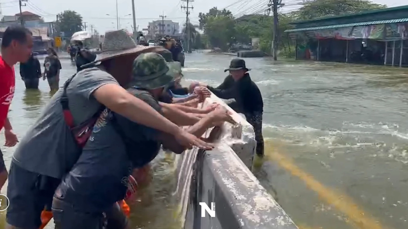 ชาวบ้านอ่างทอง ลุกฮือพัง"แบริเออร์"กลางถนน หลังบ้านท่วมมิดหลังคา (คลิป)