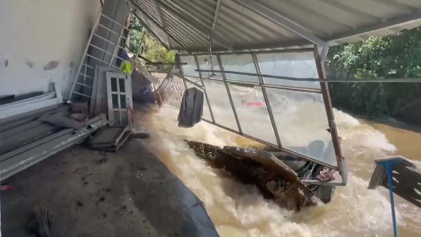 "เจ้าพระยา" ยังแรง! "อ่างทอง" โดนน้ำซัดบ้านพังทั้งแถบ เร่งขนของหนีจ้าละหวั่น