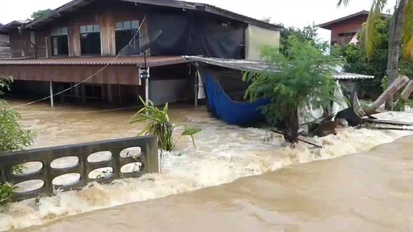 สุโขทัยสุดอั้น น้ำท่วมทะลักเขตเมือง ทหารเร่งขนกระสอบทรายช่วยชาวบ้าน สุโขทัยสุดอั้น น้ำท่วมทะลักเขตเมือง ทหารเร่งขนกระสอบทรายช่วยชาวบ้าน