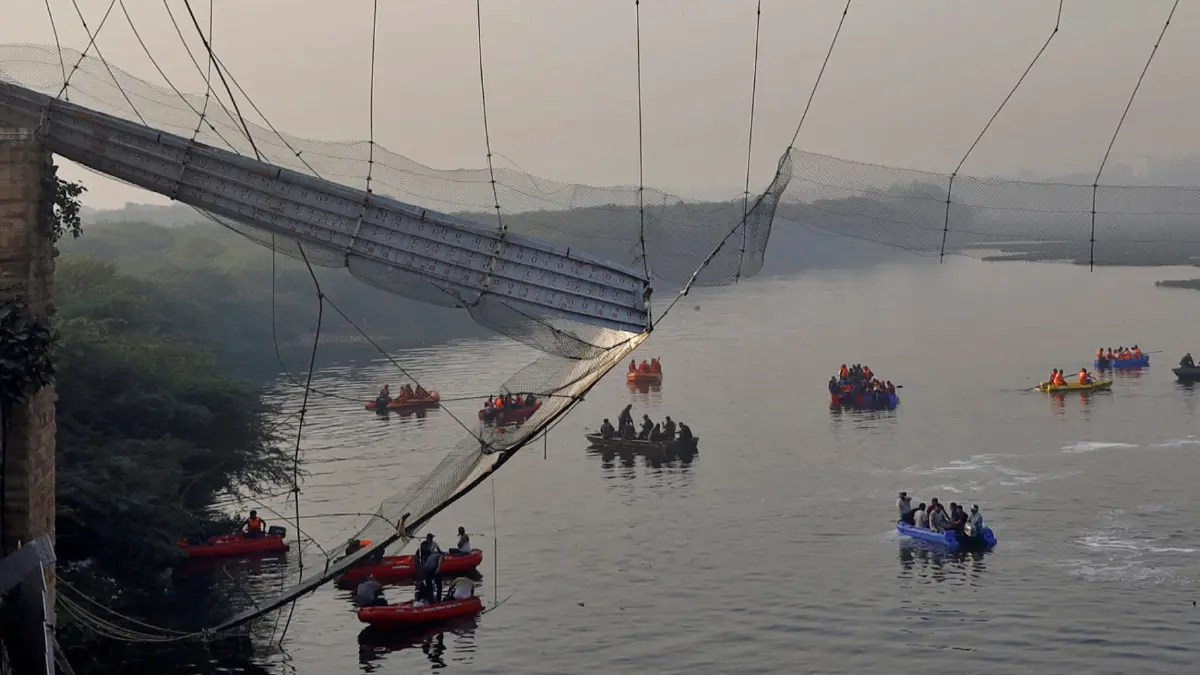สะพานแขวนพังถล่มในอินเดียดับ 141 ราย กู้ภัยเร่งหาผู้สูญหาย