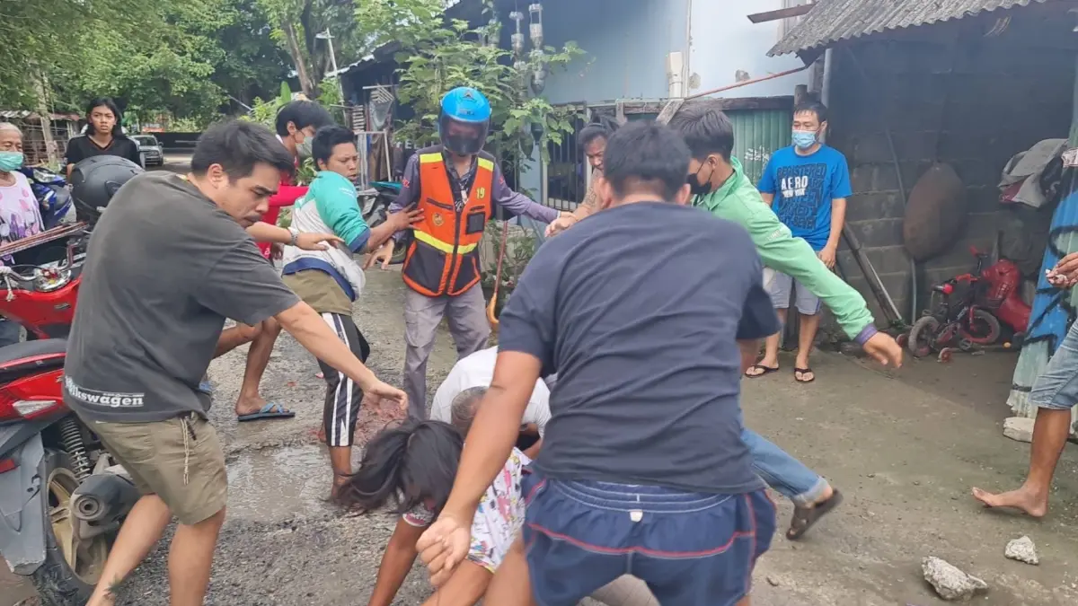 สุดทน ชาวบ้านนับสิบรุมยำหนุ่มใหญ่ก่อเหตุขืนใจลูกเลี้ยง 2 คน (มีคลิป) สุดทน ชาวบ้านนับสิบรุมยำหนุ่มใหญ่ก่อเหตุขืนใจลูกเลี้ยง 2 คน (มีคลิป)