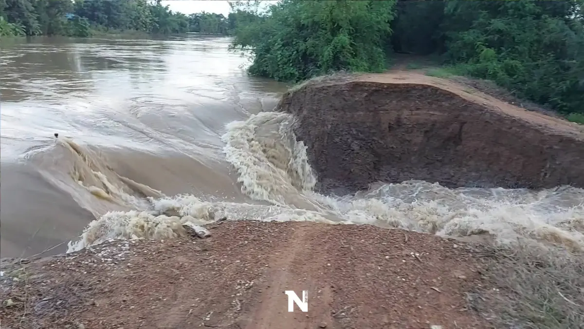 คันดินถนนเลียบแม่น้ำยมพัง น้ำทะลักท่วม 2 หมู่บ้านสูง 3 เมตร เร่งอพยพวุ่น