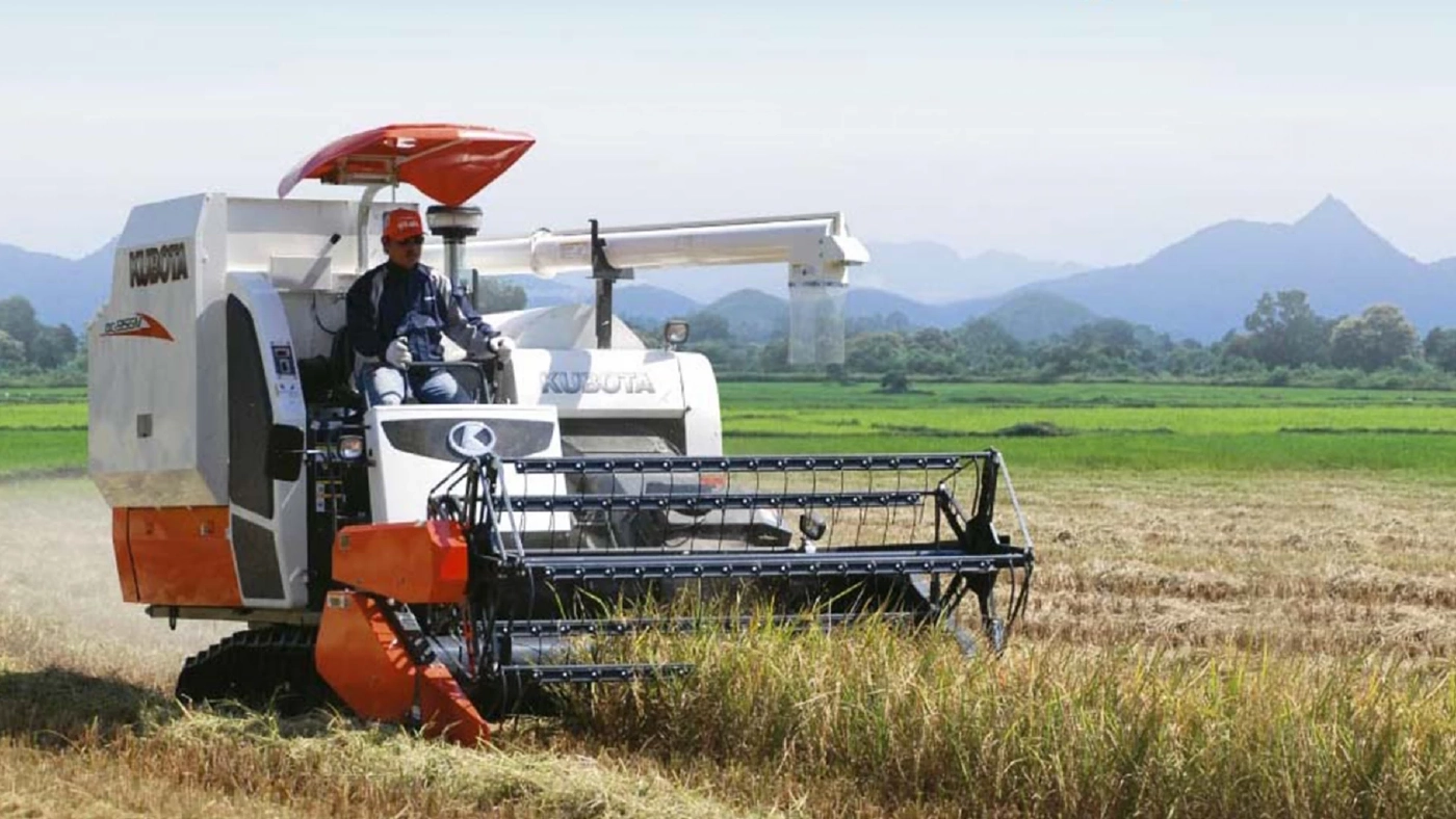 รับจ้างเกี่ยวข้าวรายได้ดีชาวนาต่อคิวใช้บริการ