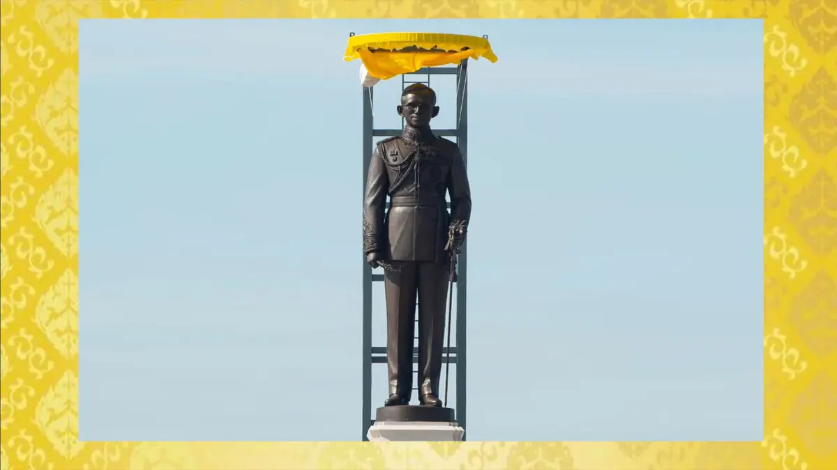 เชิญชวนประชาชน เฝ้าฯ รับเสด็จในหลวง-พระราชินี ทรงเปิดพระบรมราชานุสาวรีย์ ร.9