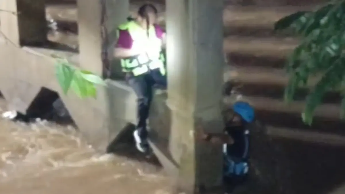 เปิดวินาทีช่วยชีวิตนักท่องเที่ยวจีนพลัดตกน้ำลำตะคองไหลเชี่ยว (ชมคลิป) เปิดวินาทีช่วยชีวิตนักท่องเที่ยวจีนพลัดตกน้ำลำตะคองไหลเชี่ยว (ชมคลิป)