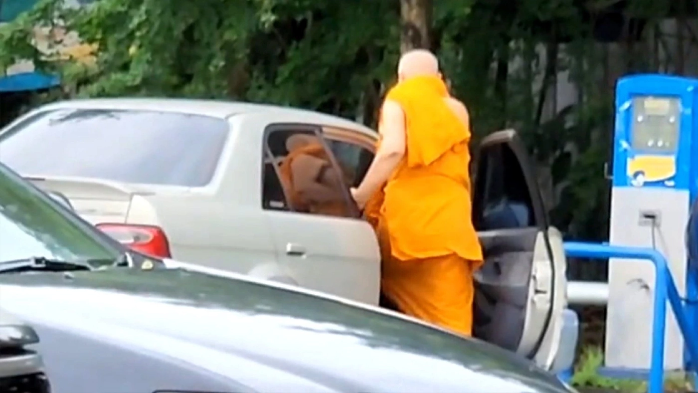 ชาวบ้านร้องสื่อช่วยตรวจสอบพบพระสงฆ์ขับรถ