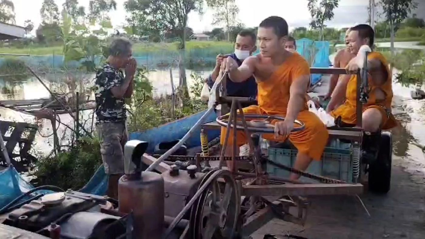 พระสงฆ์วัดศรีจุฬา ขนข้าวสารอาหารแห้งแจกญาติโยม บรรเทาทุกข์น้ำท่วม