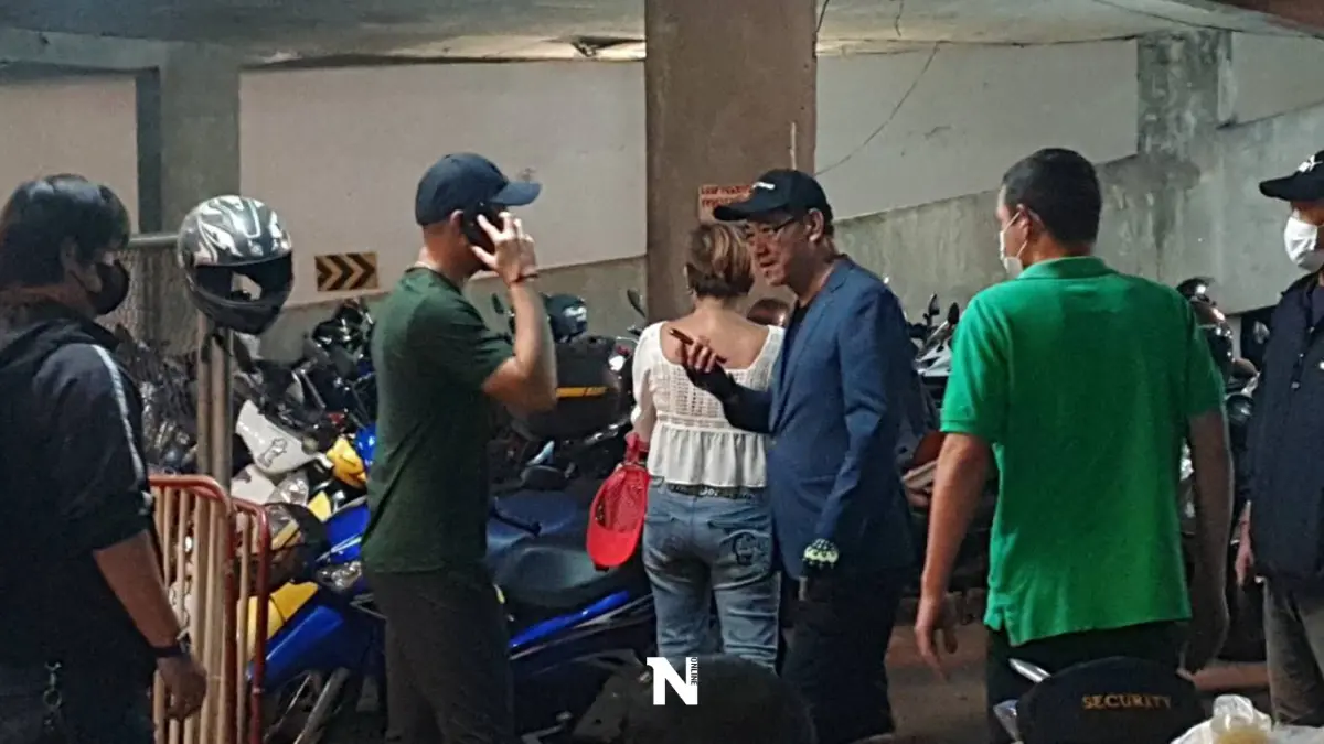 ด่วน!! จับแล้ว “ลุงศักดินา” คาลานจอดรถทีวีช่องดัง คุมตัวสอบกองปราบฯ (คลิป) ด่วน!! จับแล้ว “ลุงศักดินา” คาลานจอดรถทีวีช่องดัง คุมตัวสอบกองปราบฯ (คลิป)