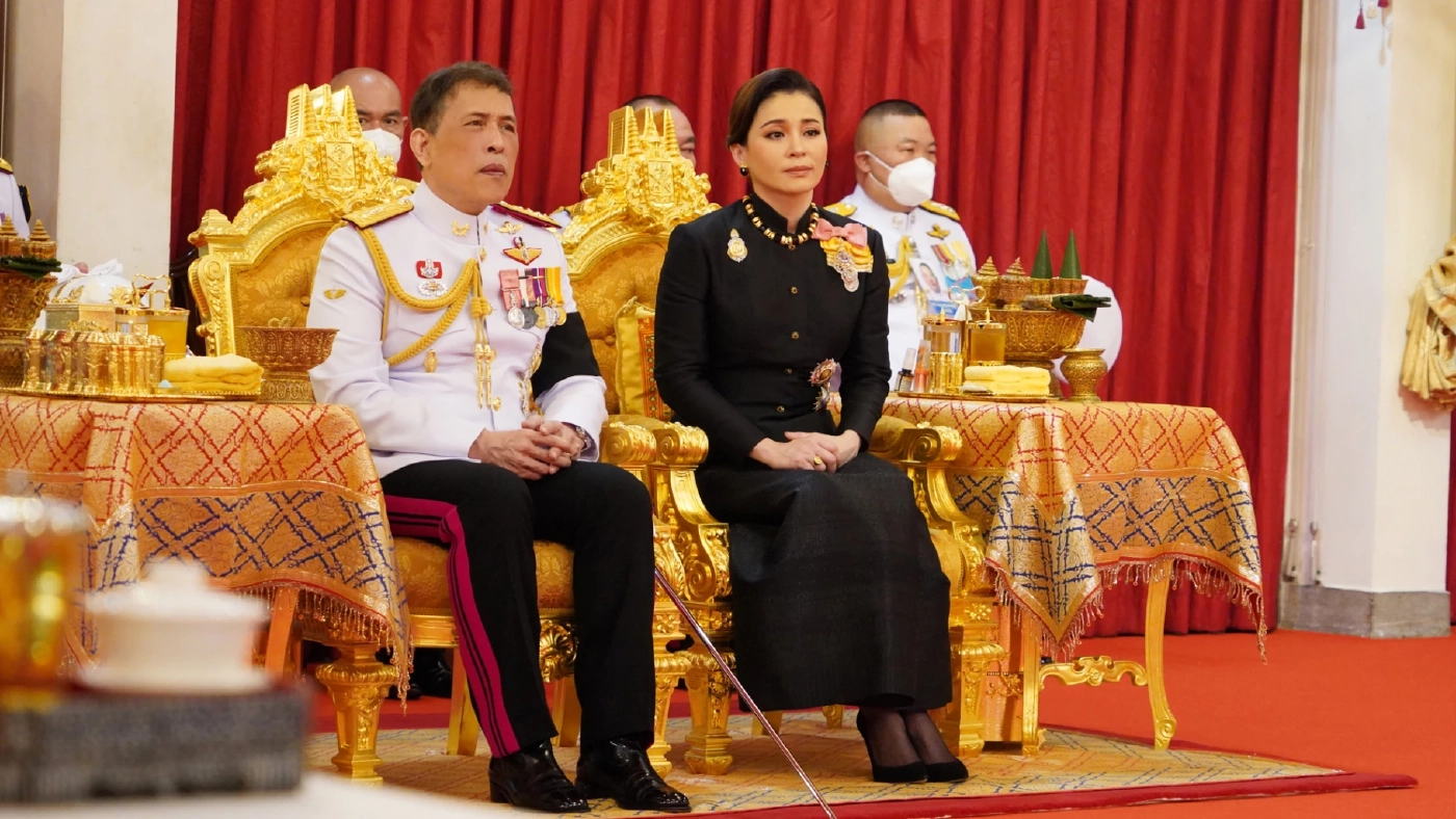 ในหลวง พระราชินี เตรียมเสด็จฯ พระราชทานกำลังใจครอบครัวผู้เสียชีวิต "กราดยิงหนองบัวลำภู" เย็นนี้ (7 ต.ค.)